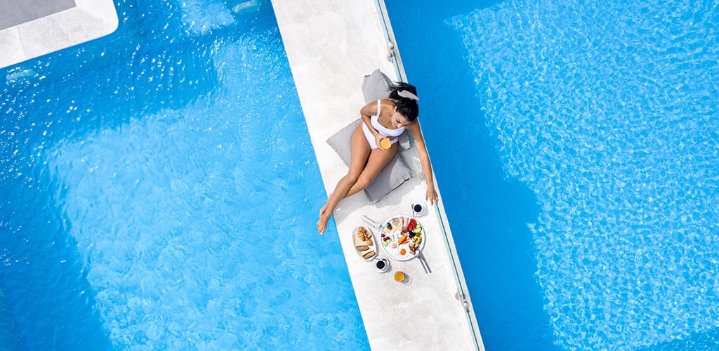 Pool & Bar