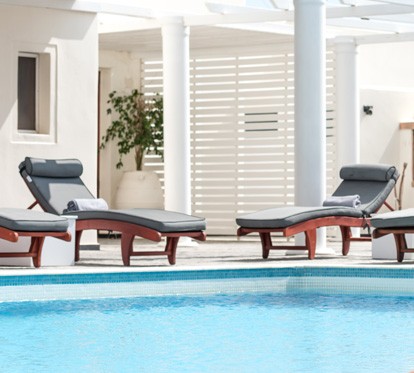 Pool & Bar